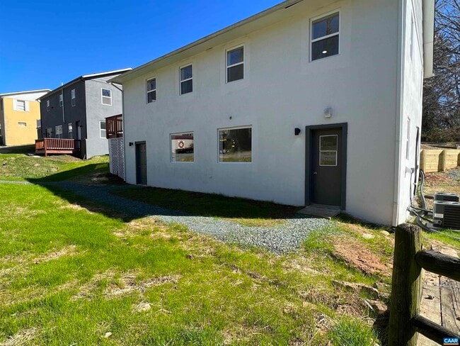 Building Photo - 1307 King St