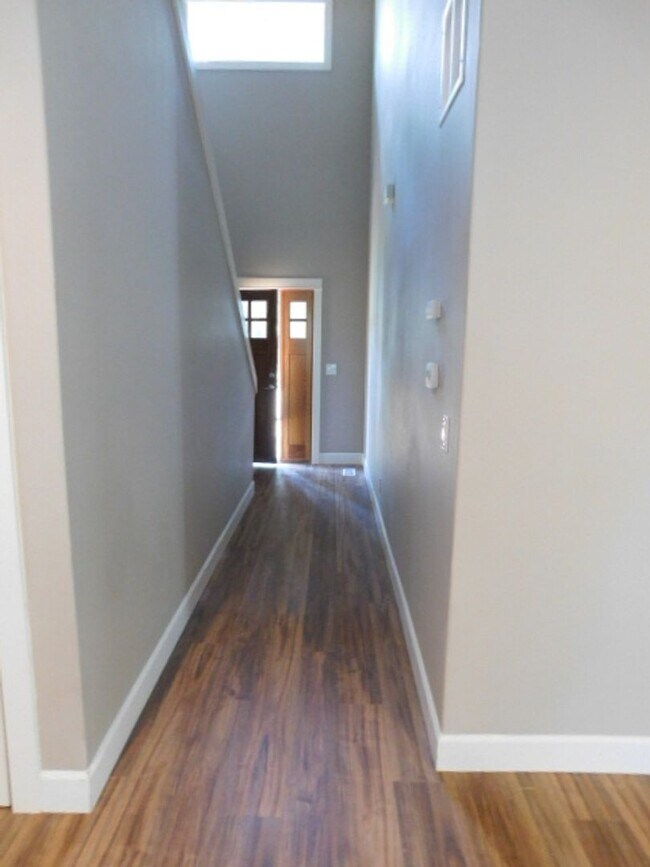 Building Photo - 4Bd/2.5Ba Two Story House - Available to View!