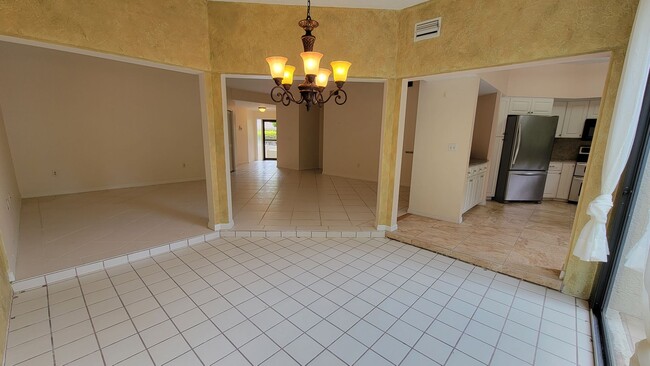 Building Photo - Desirable 2 bed/ 2 bath/1 car Condo in The...