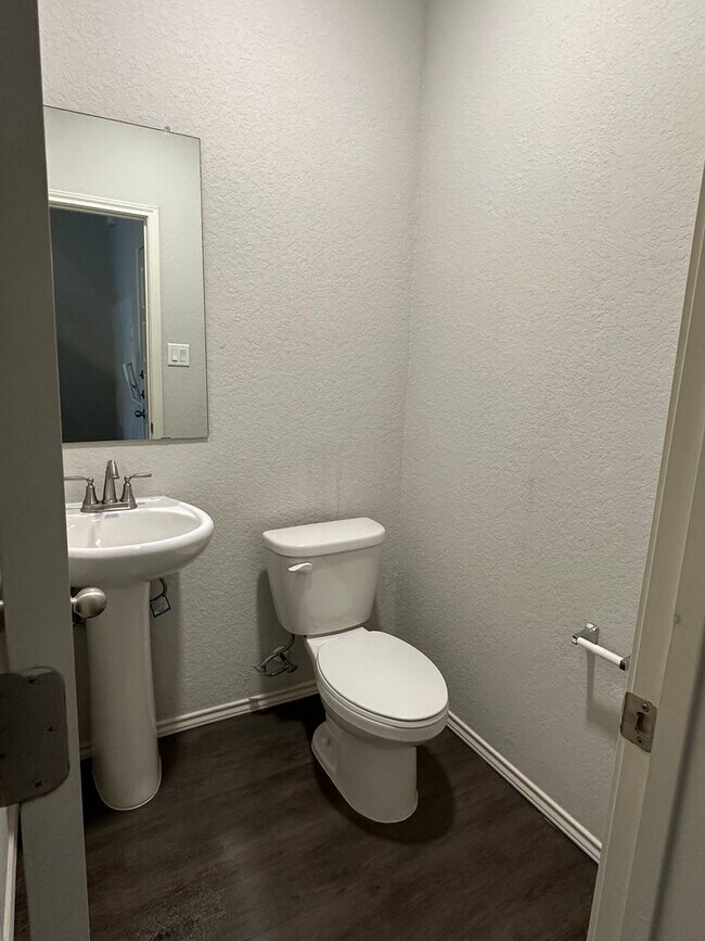 Building Photo - Luxury Townhome