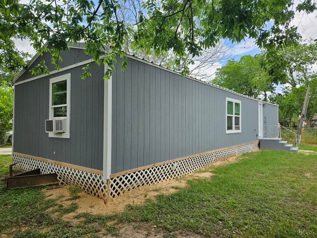 Building Photo - 723 Alamo St