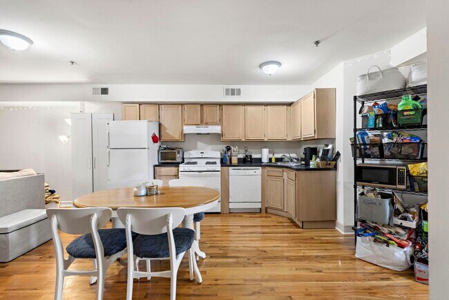 Building Photo - 131 Clinton St