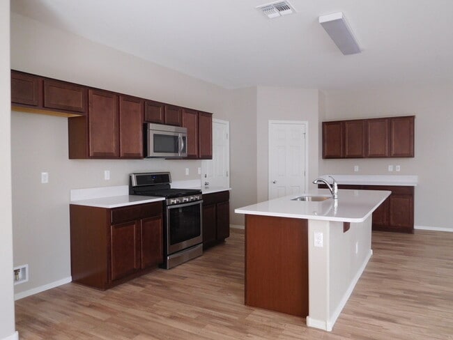 Building Photo - Naturally Well-Lit 4 bed/3 bath Single-Fam...