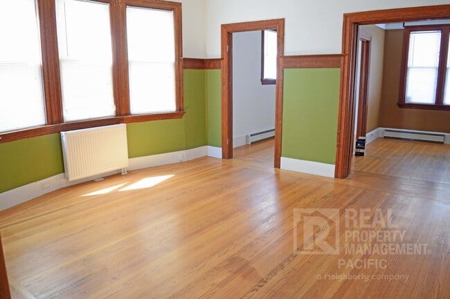 Building Photo - Spacious 3 Bedroom in Prime Location