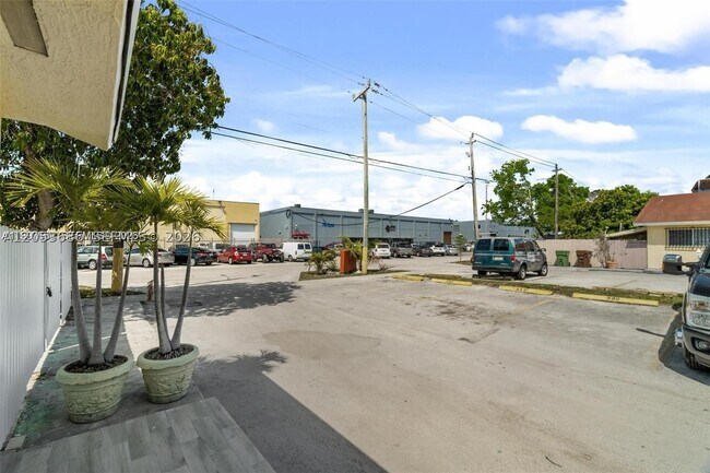 Building Photo - 330 W 74th Pl