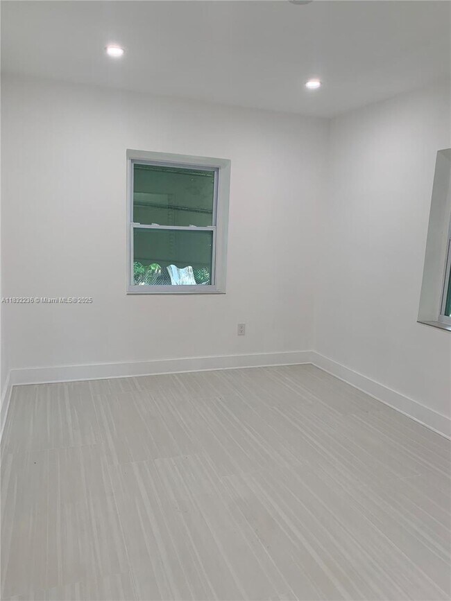 Building Photo - 1711 SW 21st Ter