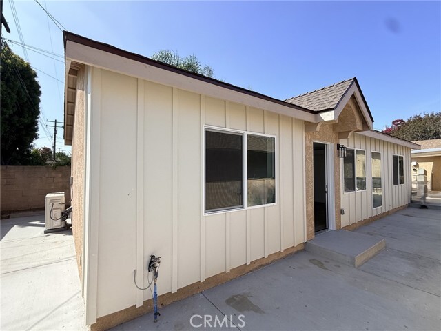 Building Photo - 1430 S California Ave