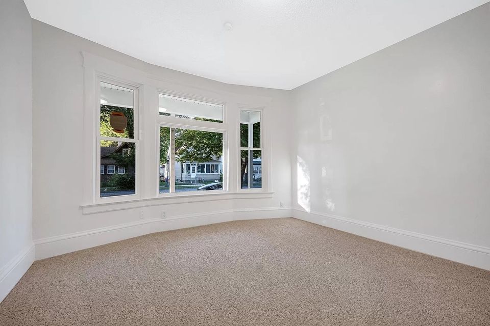 Building Photo - 713 Thomas Ave