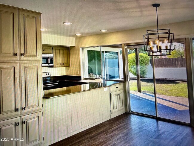 Building Photo - 912 E Acacia Cir