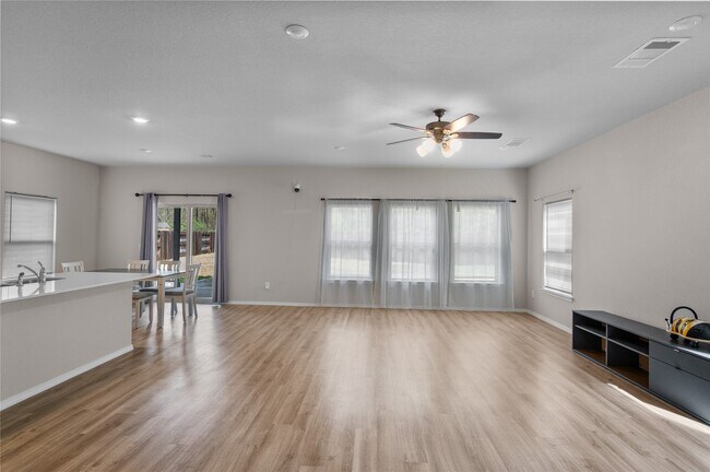 Building Photo - 707 Long Cedar Dr