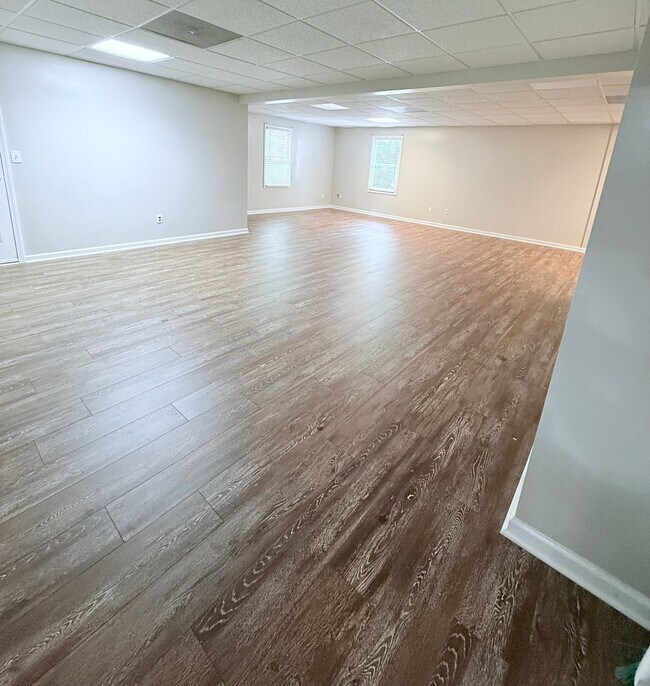 Building Photo - 31 White Oak Dr SE