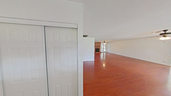 Building Photo - 3/2 in Casselberry with Awesome Lot and La...