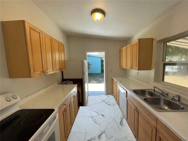 Building Photo - 206 Poinciana Cir