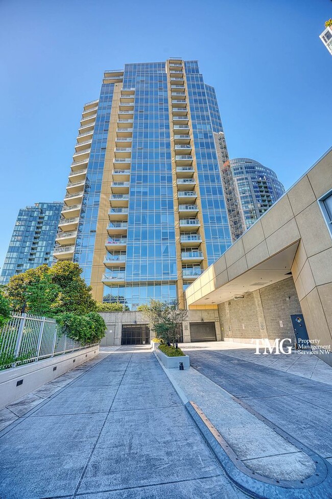 Building Photo - 3570 S River Pkwy