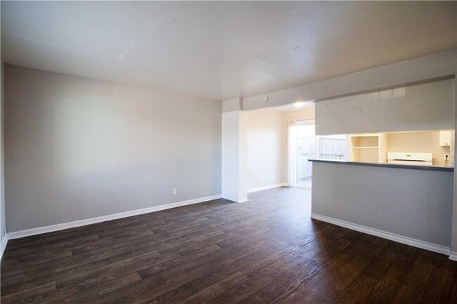 Building Photo - 2506 Manor Cir