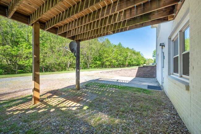 Building Photo - Rutrough Road