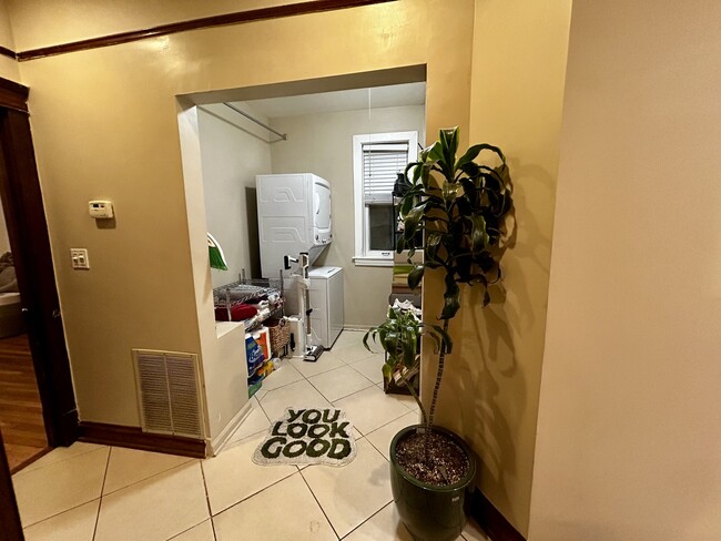 Building Photo - 2340 W Thomas St