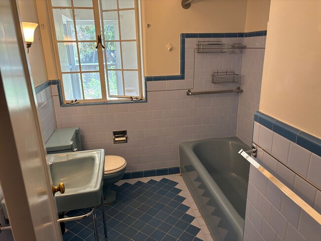 Building Photo - 2 bedroom, 1 bath cottage in the heart of ...