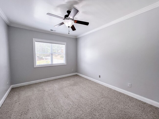 Building Photo - Gorgeous 3 Bed 2.5 Bath Home in Fayetteville