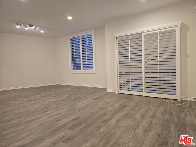 Building Photo - 4444 Wilshire Blvd