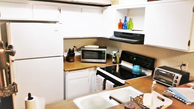 Building Photo - Charming Fully Furnished 2 Bed, 2 Bath Con...