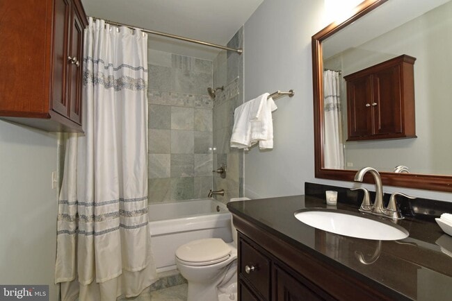 Building Photo - 3175 Summit Square Dr