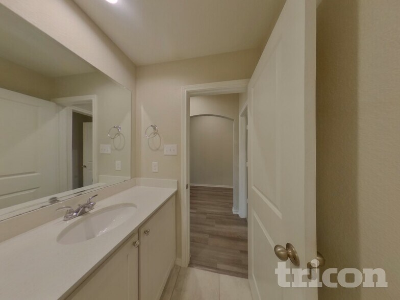 Building Photo - 2557 Hadley St