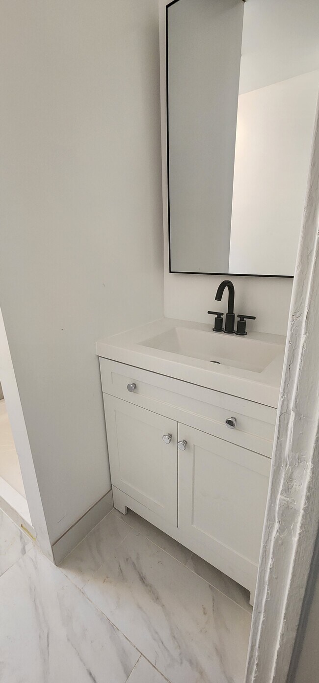 Building Photo - 40 Piaget Ave