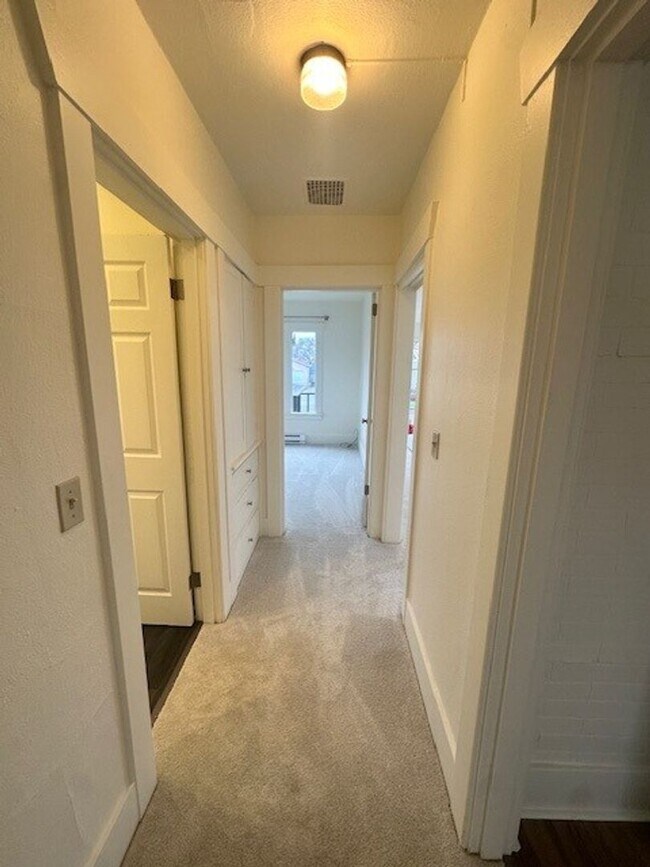 Building Photo - 811 N 3rd St