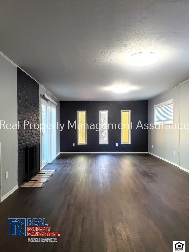 Building Photo - 324 SW Frenwood Way