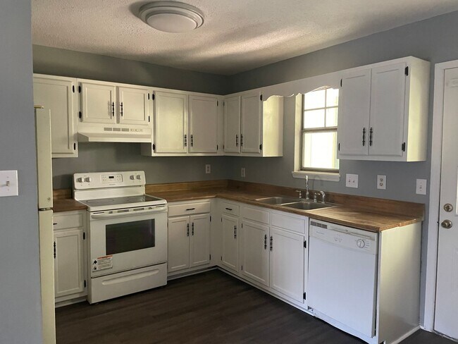 Building Photo - Spacious 2-Story End-Unit Townhome in Prim...