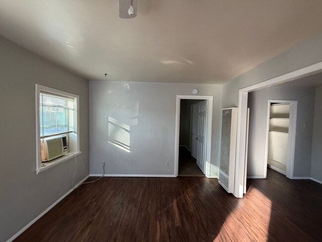 Building Photo - 1 bedroom 1 bath - downstairs