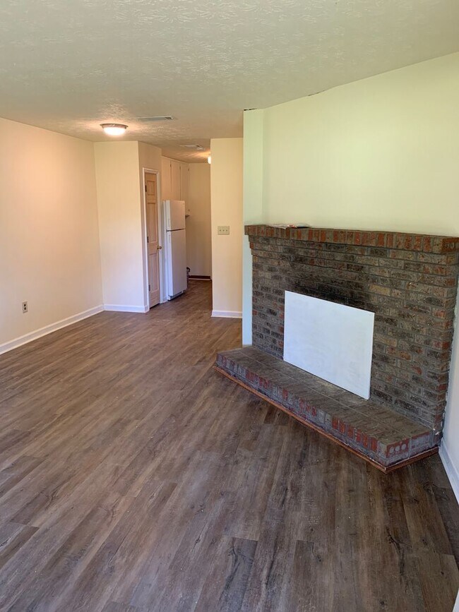 Building Photo - 305/307 Epps Bridge Duplex