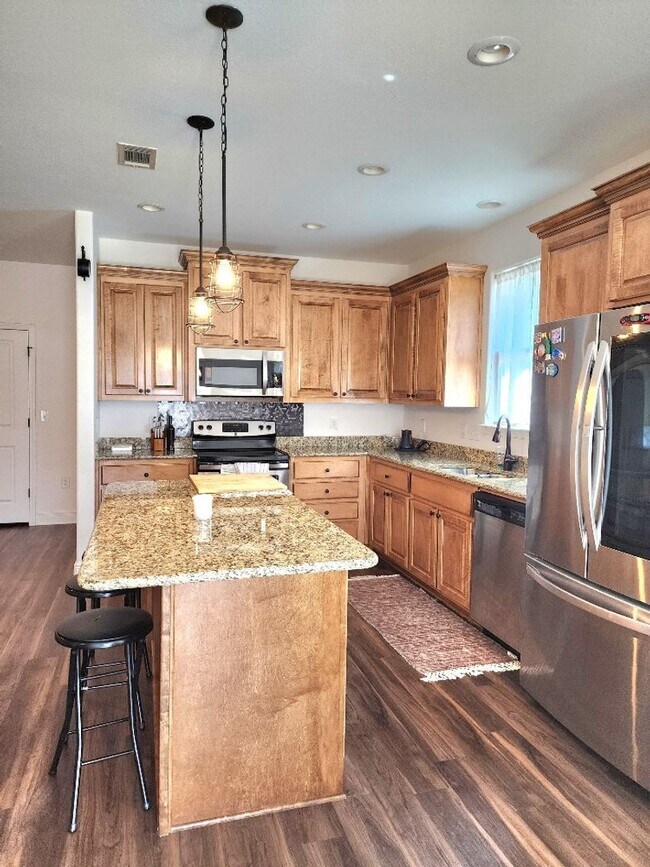 Building Photo - Discover Fine Living in this Captivating 3 Bed/2 Bath Home!