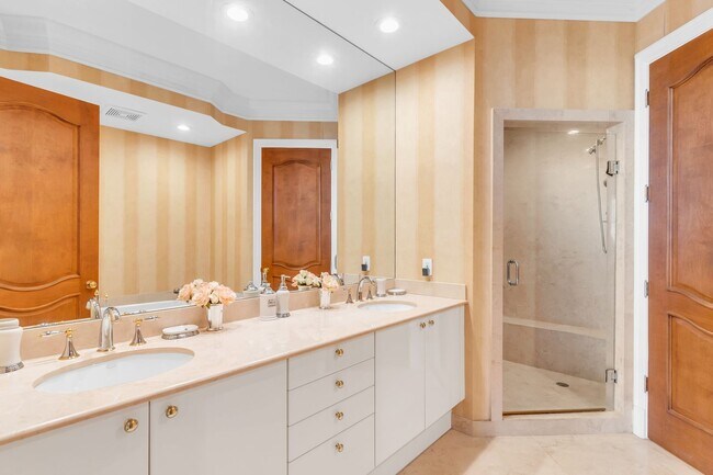 Building Photo - Step into luxury with this fully furnished PH offering stunning ocean and bay views. Located in t...