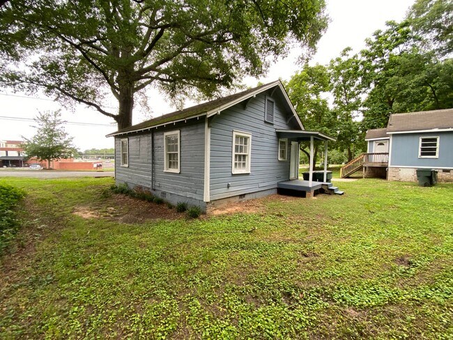 Building Photo - 818 Gibbons St