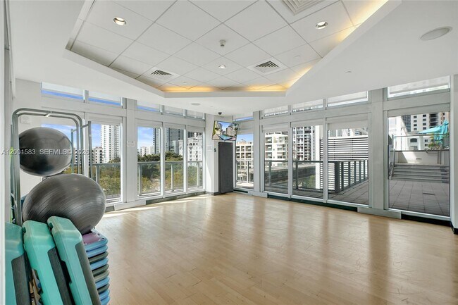 Building Photo - 1111 SW 1st Ave