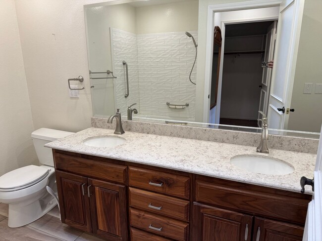 Building Photo - Beautifully updated La Jolla model in Leis...