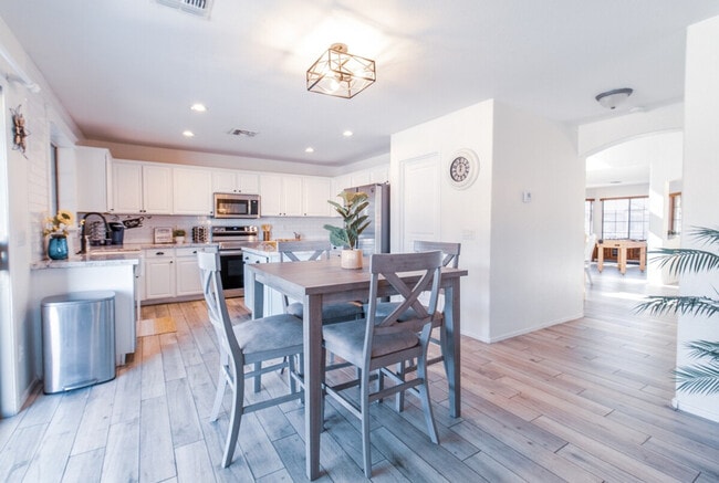 Building Photo - 1550 N Desert Willow St