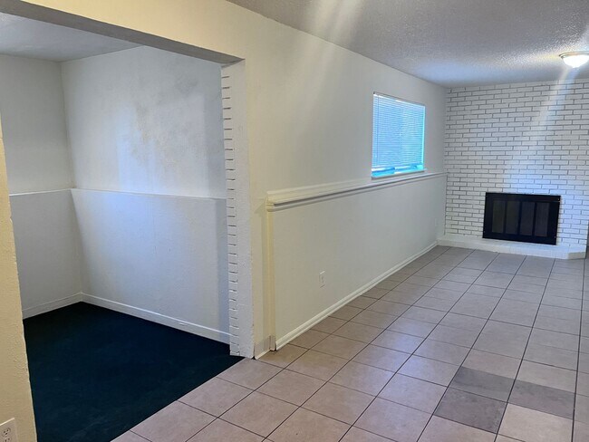 Building Photo - 127 W 45th St