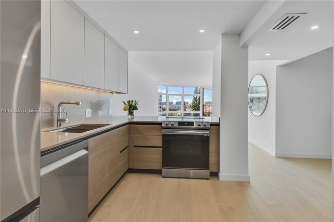 Building Photo - 20100 W Country Club Dr