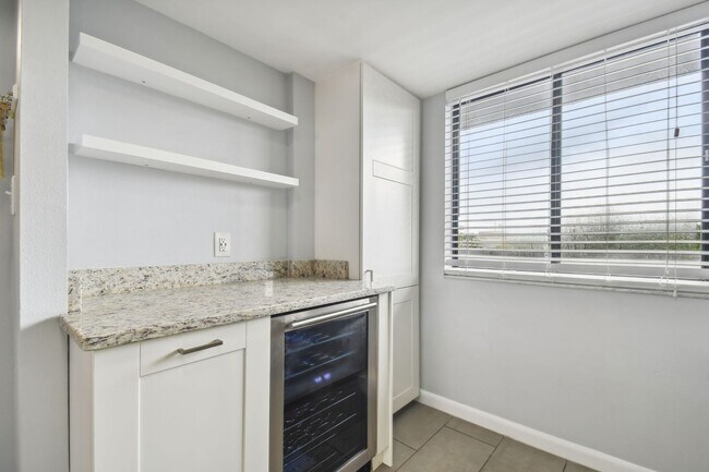Building Photo - Charming 1 Bed, 2 Bath Condo in the Vibran...