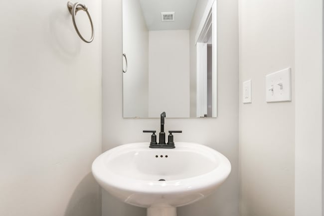 Building Photo - Bright & Modern 3-Bed Townhome in Prime Le...
