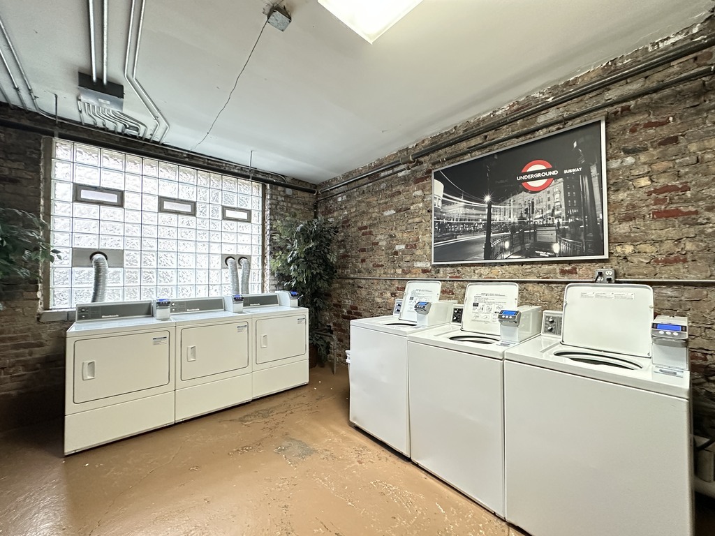 Building Photo - 513 W Wellington Ave