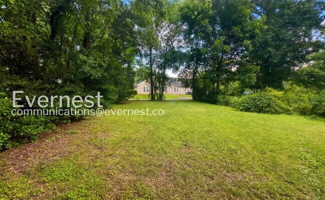 Building Photo - 3 Bed/1 Bath Home with Off-Street Parking / Vouchers Accepted / Available Now!