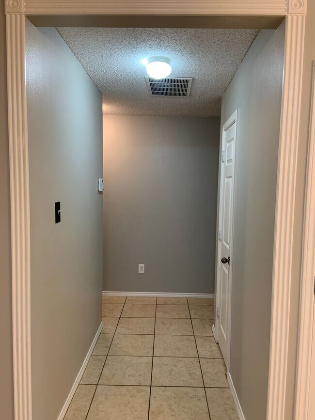 Building Photo - Fantastic House Available June 6th in Fren...