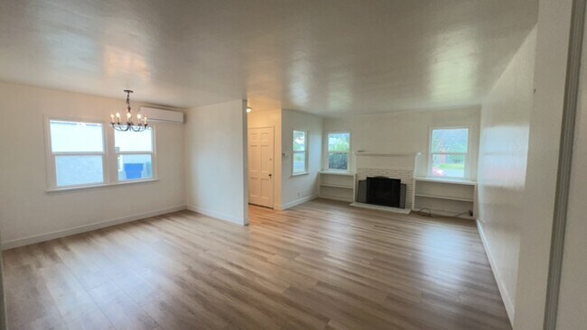 Building Photo - Charming Home in the well-established Riverside neighborhood!