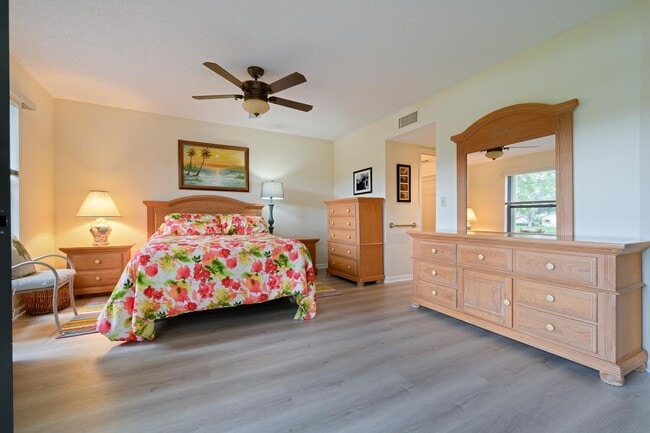 Building Photo - 6030 SE Martinique Dr