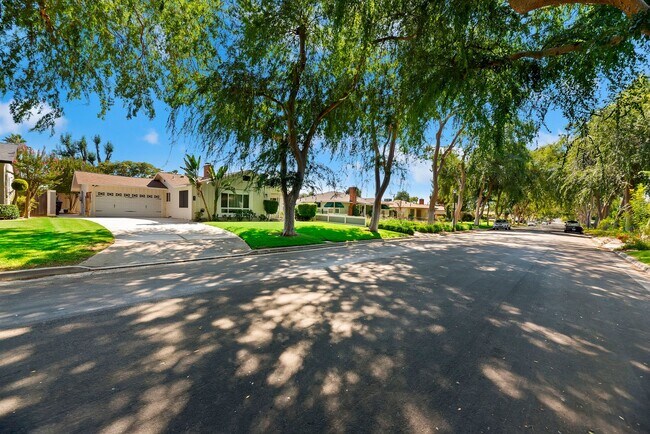 Building Photo - Stunning Riverside Home for Rent- Solar, E...