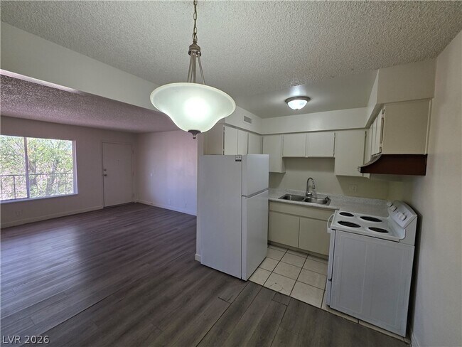 Building Photo - 615 S Royal Crest Cir